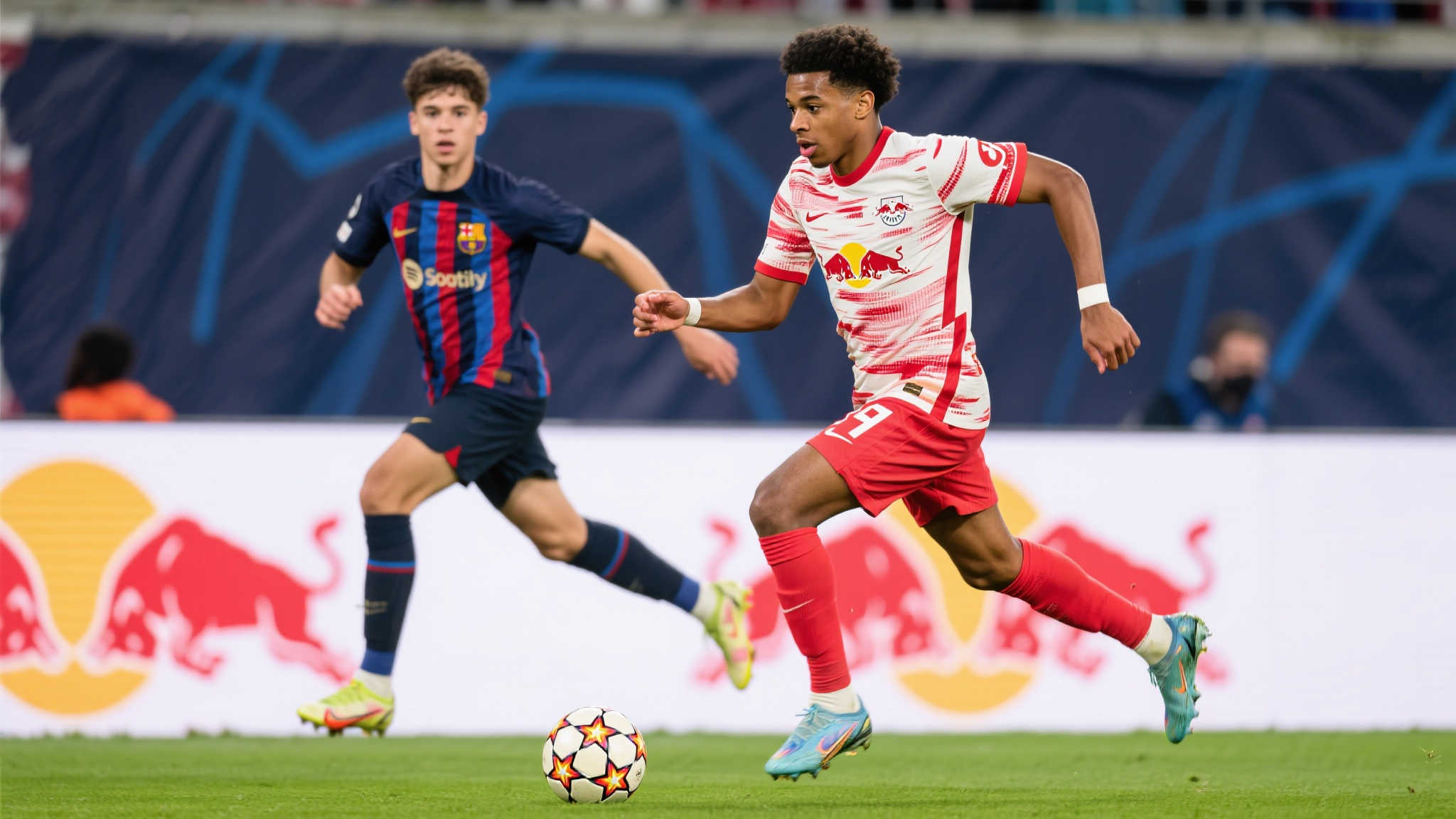 英媒:热刺有意RB莱比锡中场西蒙斯,已展开问价谈判 哈维-西蒙斯作为一名极具潜力的年轻球员,近年来在欧